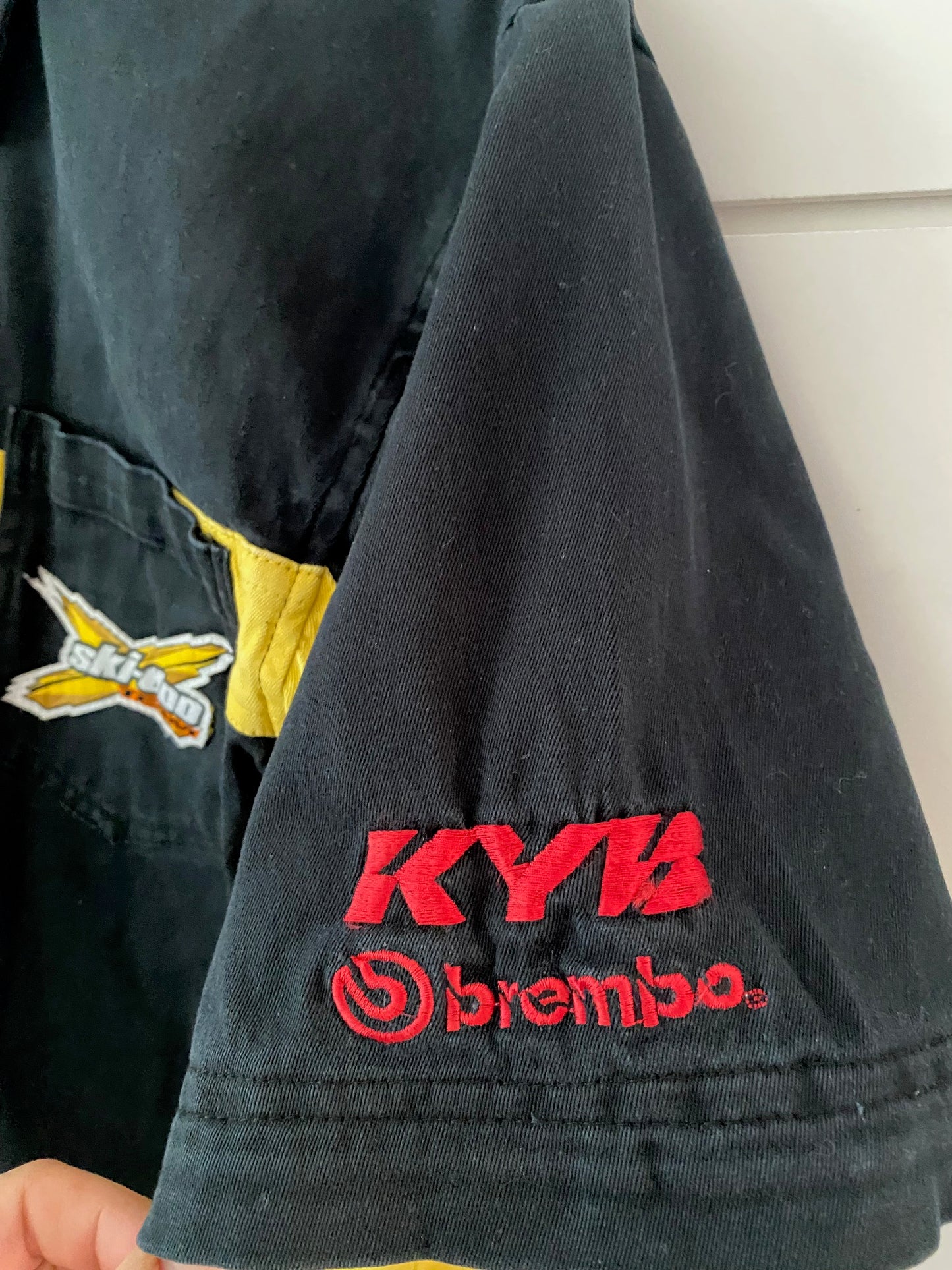 close-up KYB Brembo embroderies logo