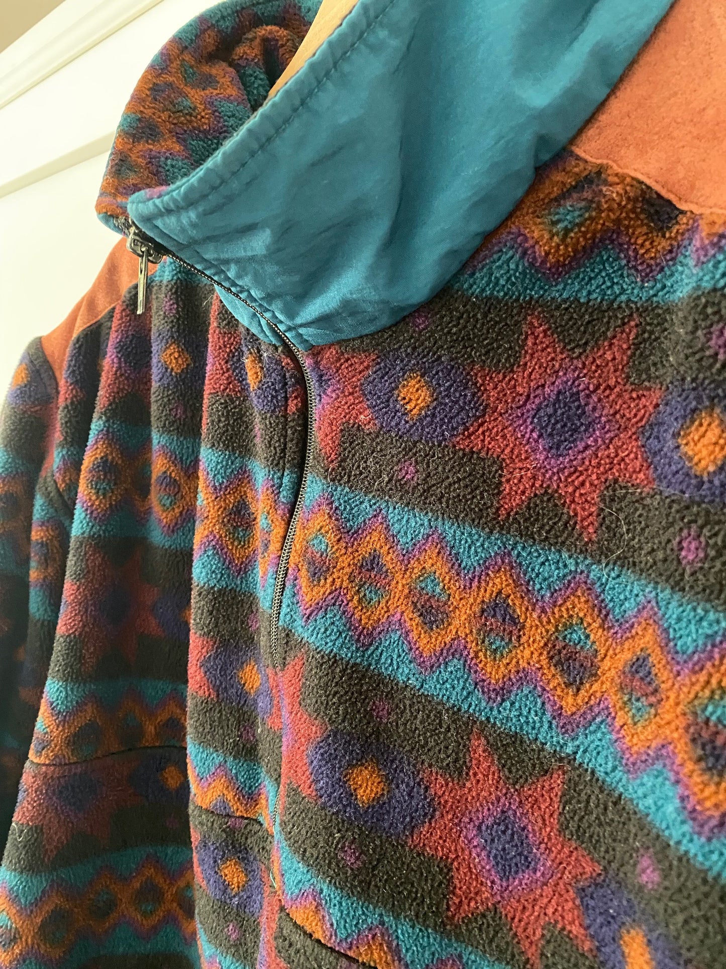 Unisex Vintage Tribal-Print Fleece Pullover – Stay Cozy and Unique Size Large
