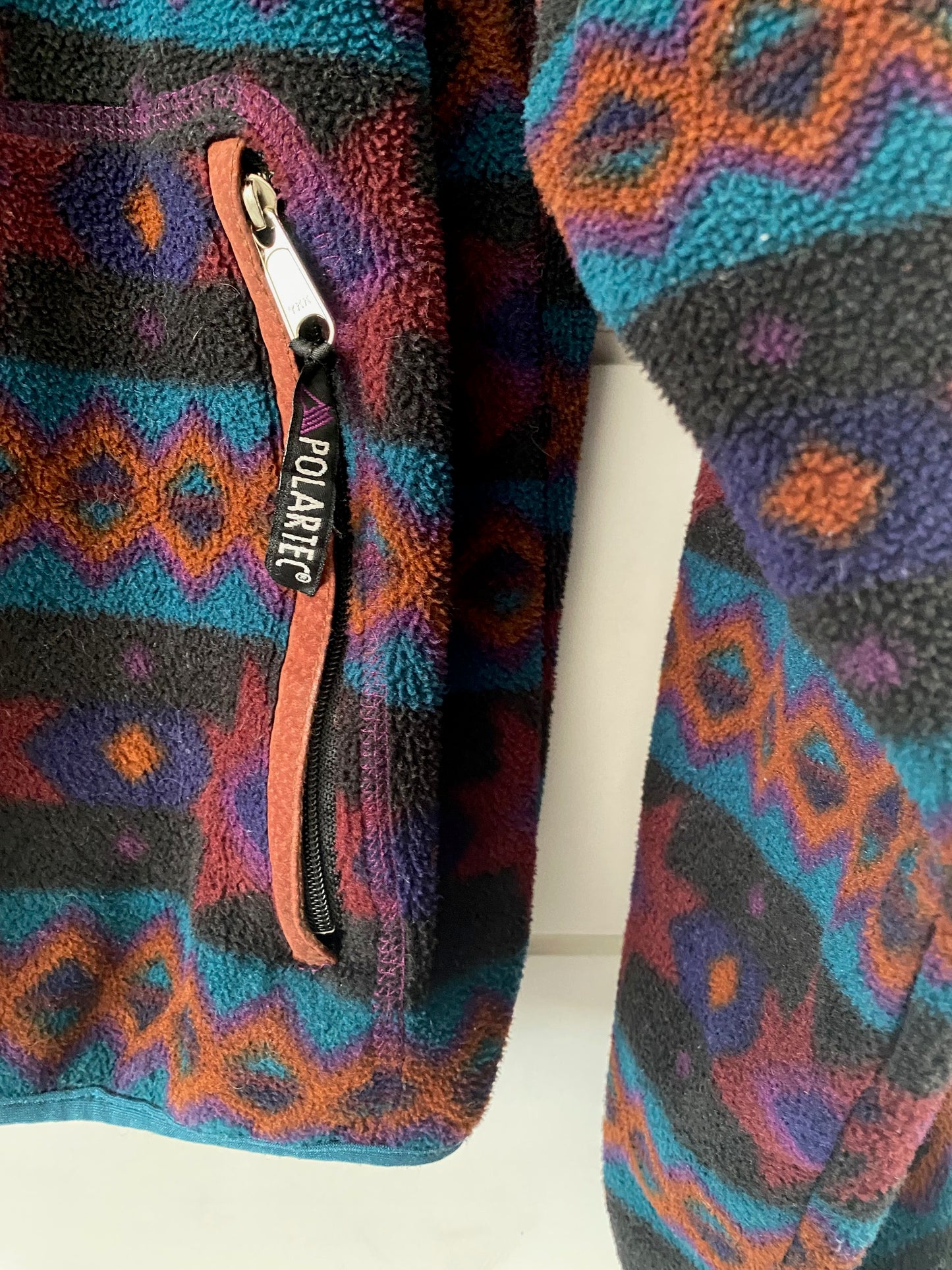 Unisex Vintage Tribal-Print Fleece Pullover – Stay Cozy and Unique Size Large