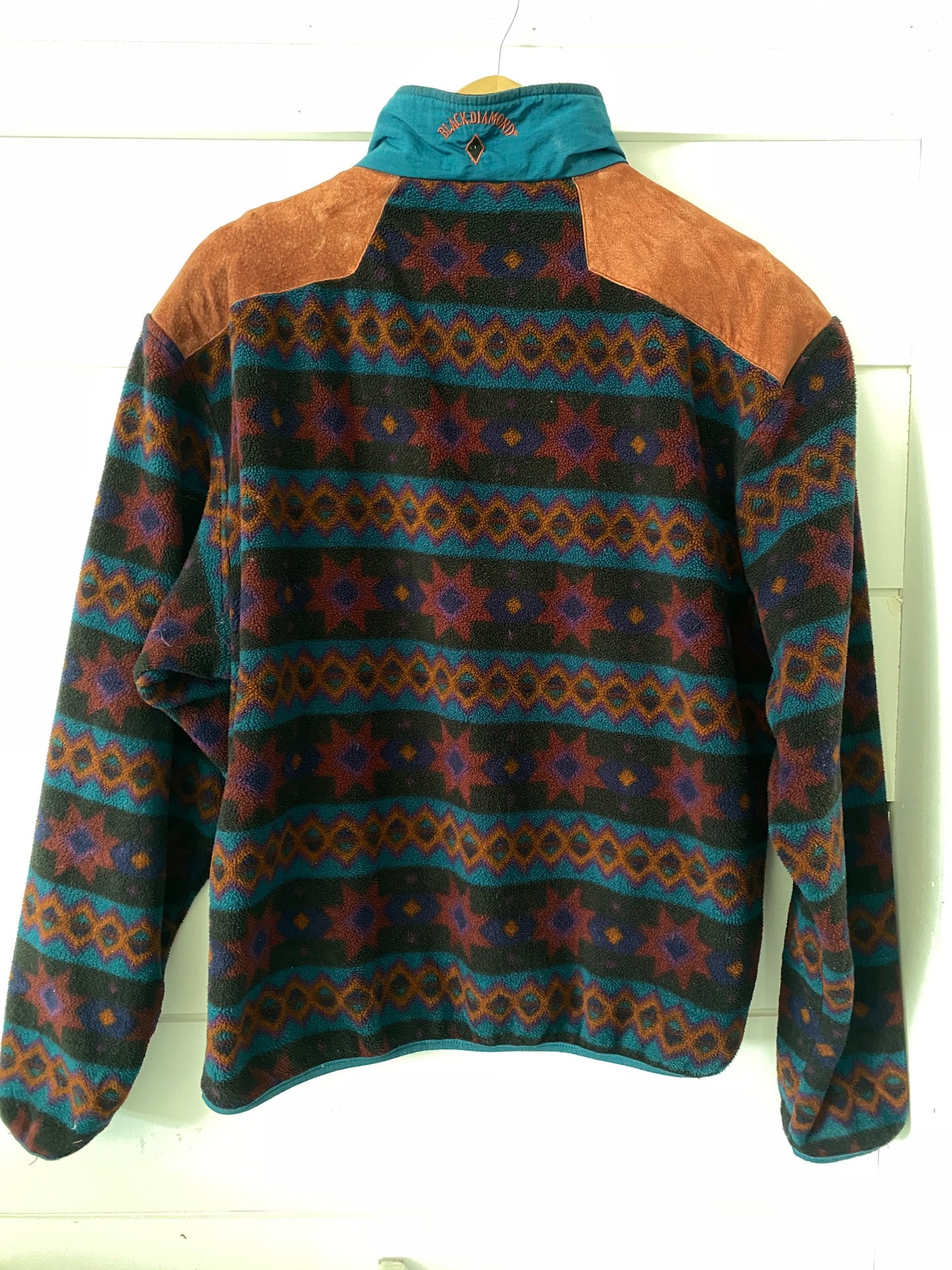 Unisex Vintage Tribal-Print Fleece Pullover – Stay Cozy and Unique Size Large