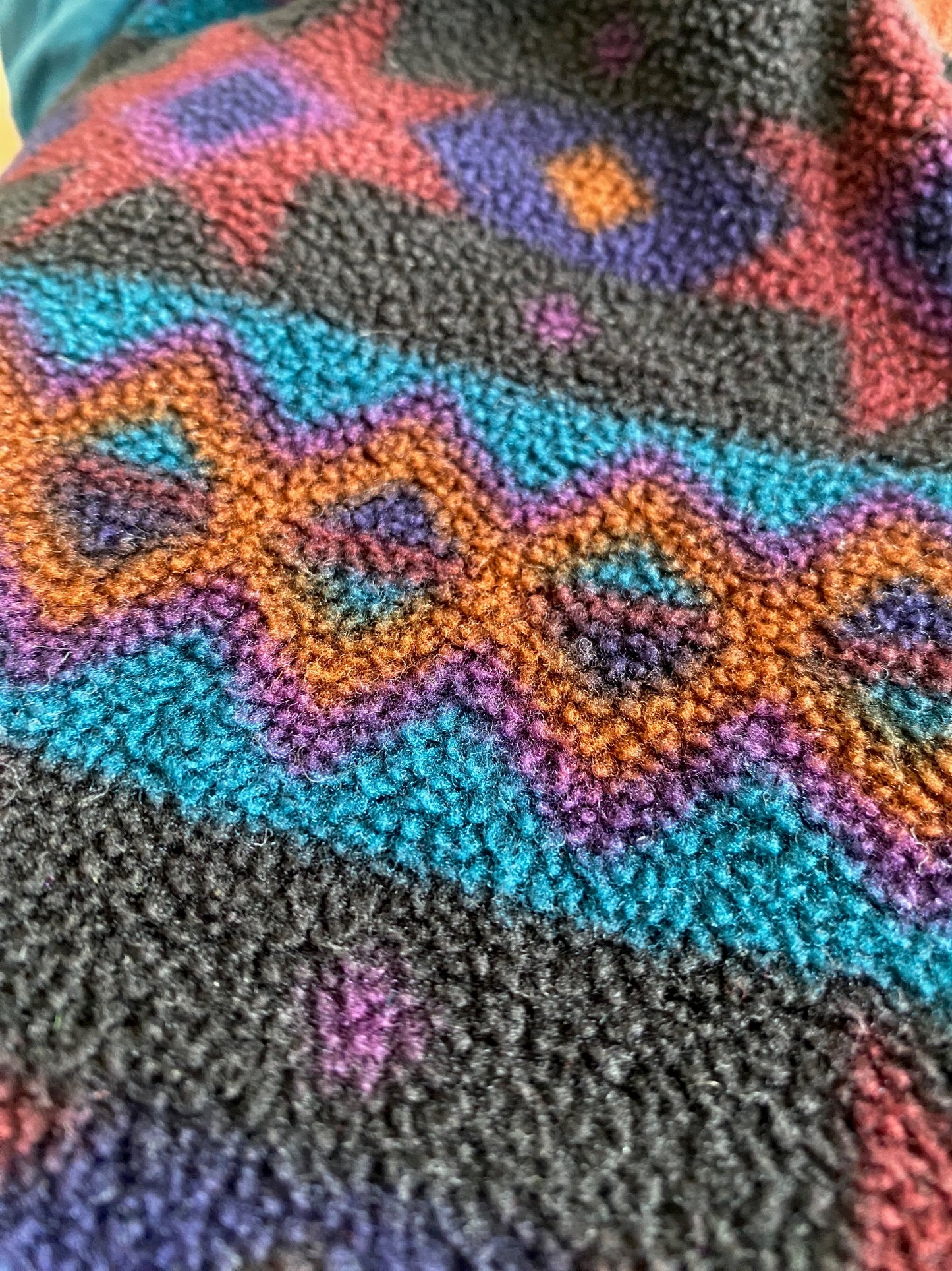 Unisex Vintage Tribal-Print Fleece Pullover – Stay Cozy and Unique Size Large