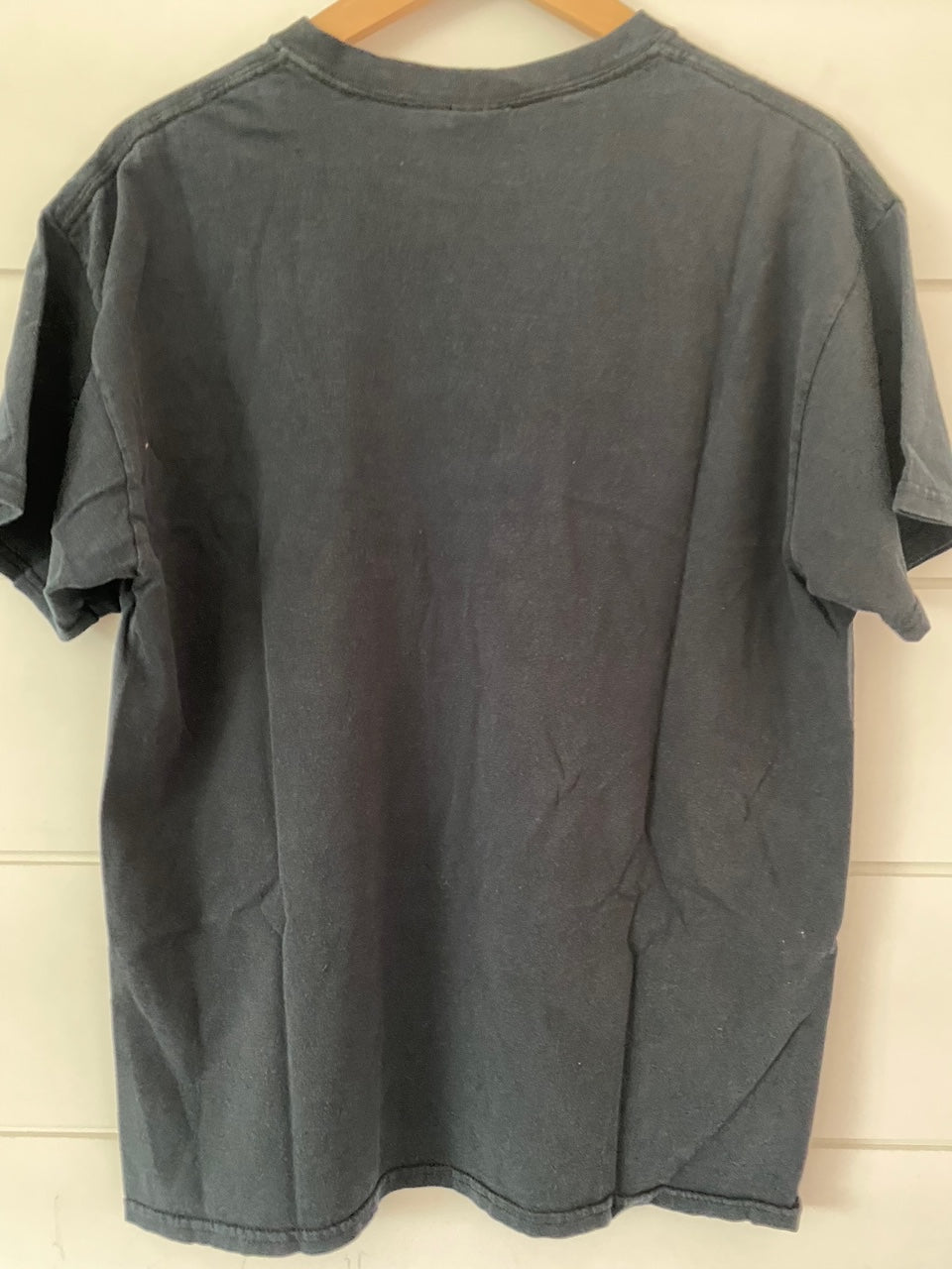 back view of a black plain t-shirt