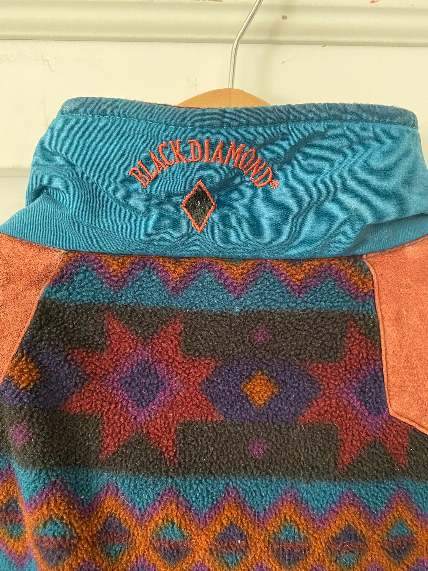 Unisex Vintage Tribal-Print Fleece Pullover – Stay Cozy and Unique Size Large