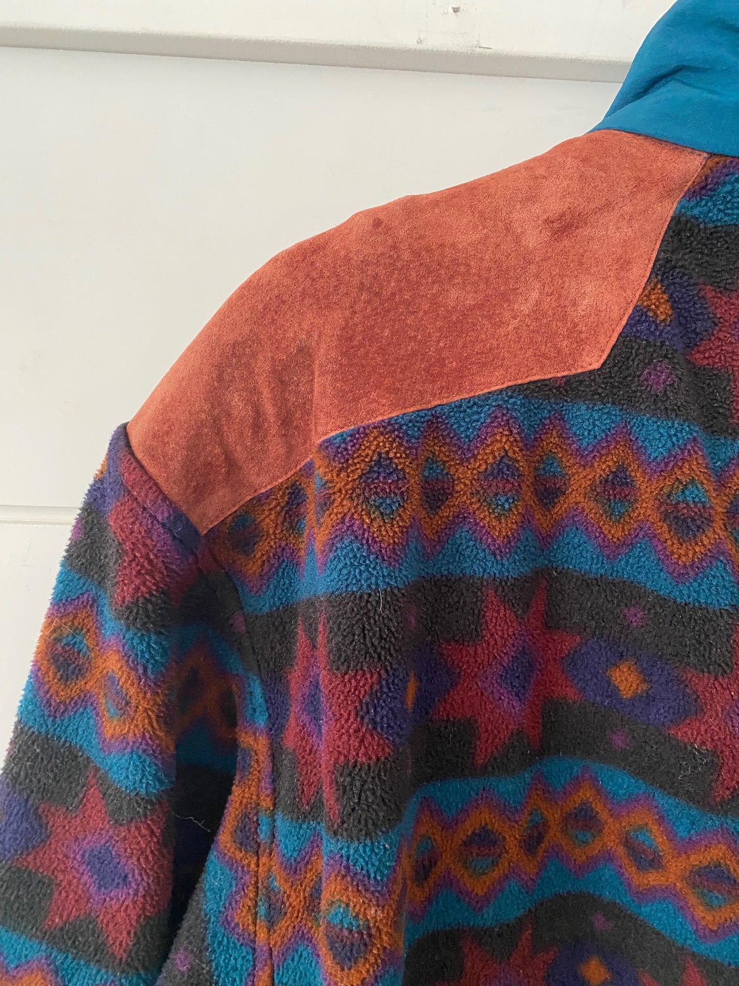 Unisex Vintage Tribal-Print Fleece Pullover – Stay Cozy and Unique Size Large