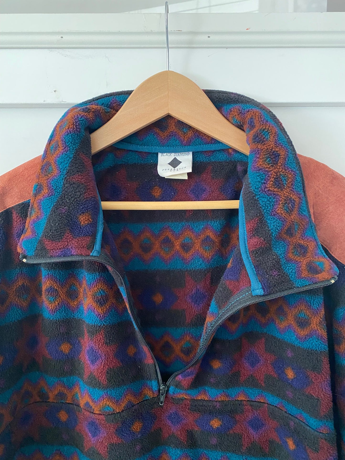 Unisex Vintage Tribal-Print Fleece Pullover – Stay Cozy and Unique Size Large