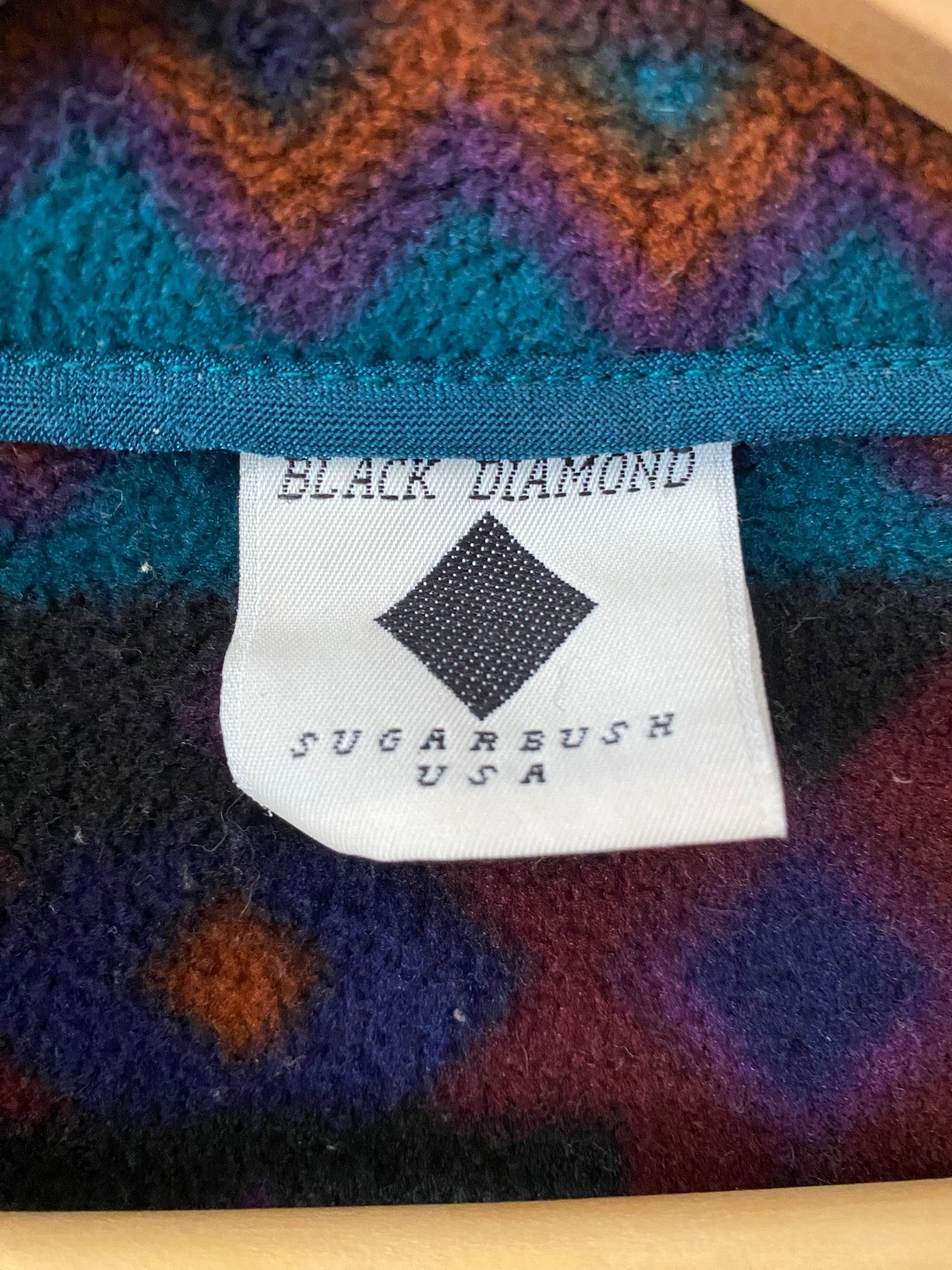 Unisex Vintage Tribal-Print Fleece Pullover – Stay Cozy and Unique Size Large